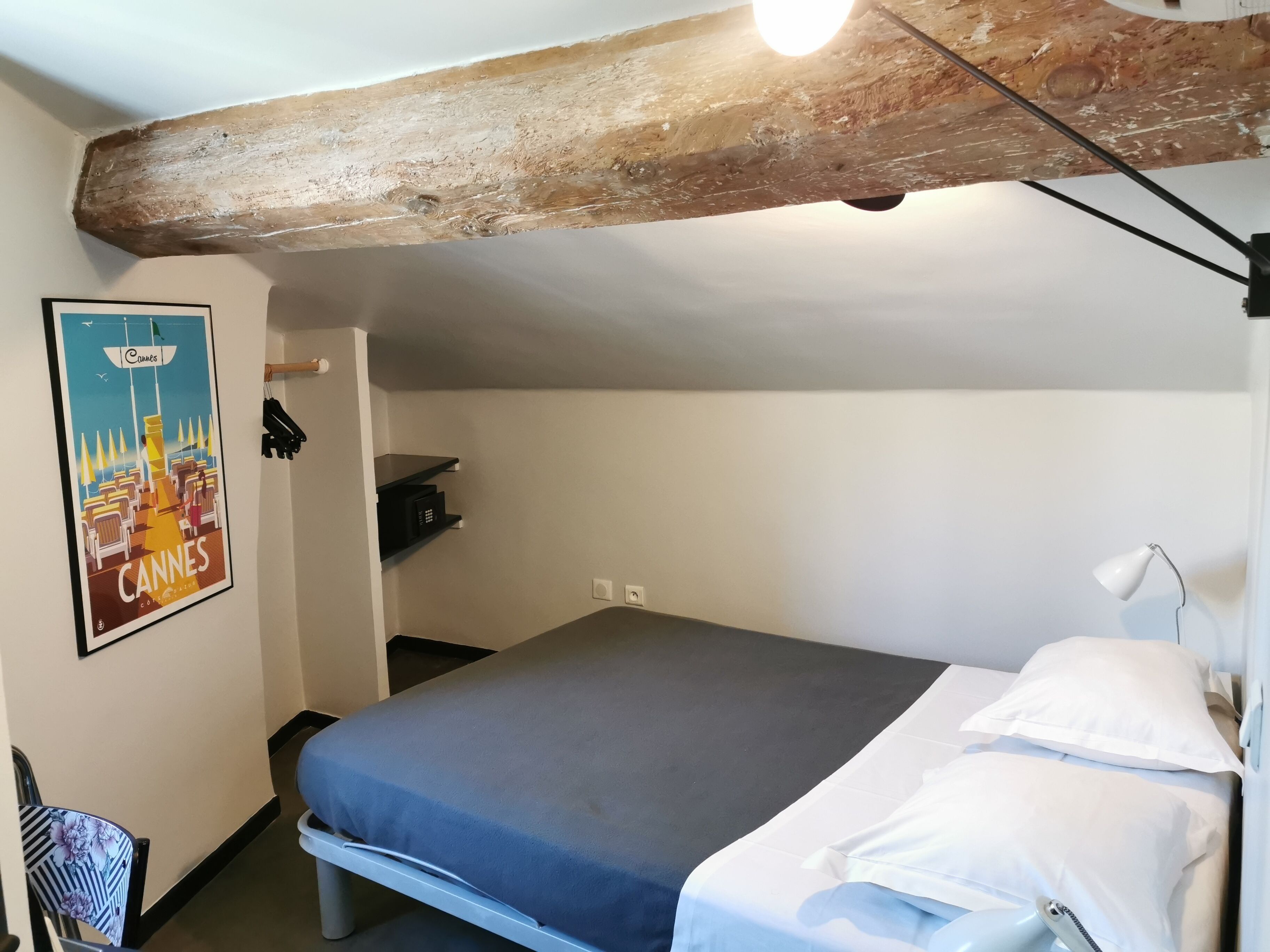 standard single room | in-room safe, individually decorated, desk, soundproofing