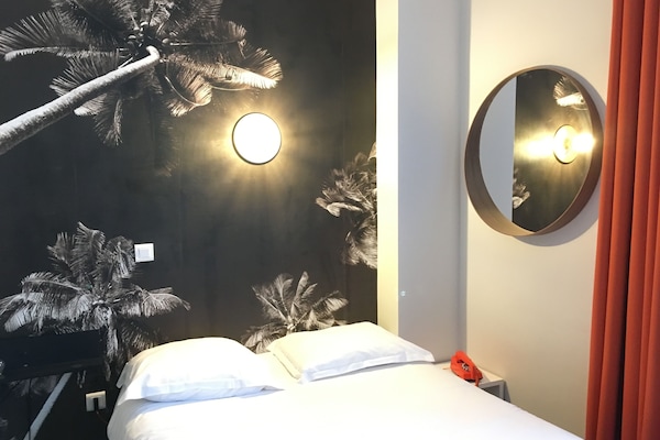In-room safe, individually decorated, desk, soundproofing