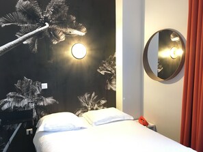 标准单人房 | 客房内保险箱、特色装修、办公桌、隔音