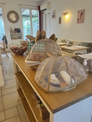 Daily buffet breakfast (EUR 15 per person) - Hôtel Eden - La Baigneuse  (Antibes)