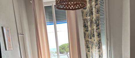 خزنة داخل الغرفة وبديكورات فريدة لكل غرفة وطراز فريد لكل وحدة