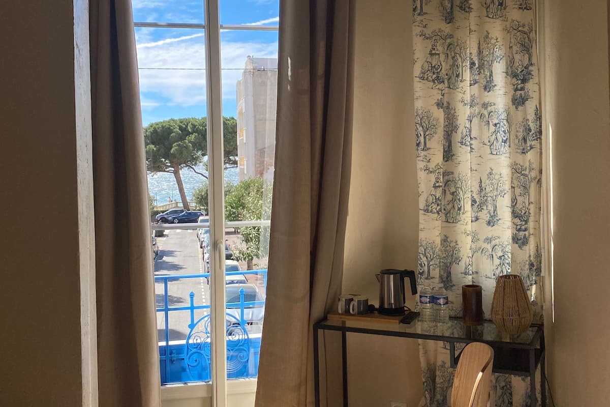 cosy, vue mer | living area | 90-cm flat-screen tv with digital channels