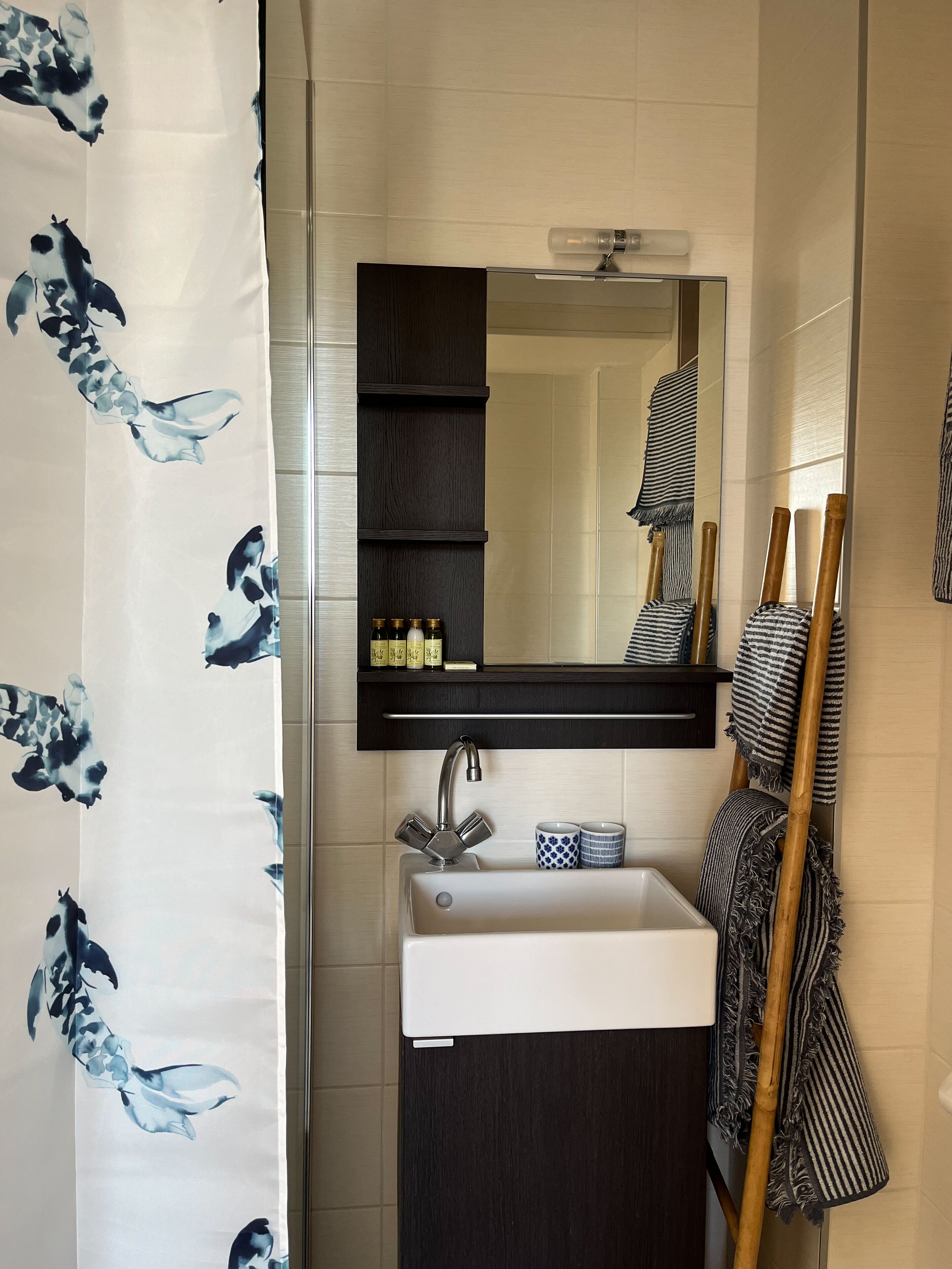 twin room, sea view, queen size bed or 2 twin beds | bathroom | shower, free toiletries, hair dryer, towels