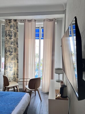Tomannsrom – classic | Safe på rommet, individuelt dekorert og individuelt innredet