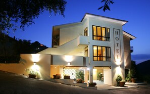 Vista frontal de la propiedad