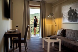 Suite, Balcony, Hill View | Living area
