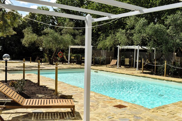 Piscine extérieure en saison, accès possible de 10 h à 19 h 30, parasols