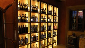 Une cave à vin avec des étagères remplies de bouteilles de vin.