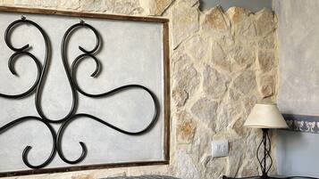 Apartment, 2 Bedrooms (5 Adults) | Down comforters, Select Comfort beds, free WiFi, bed sheets