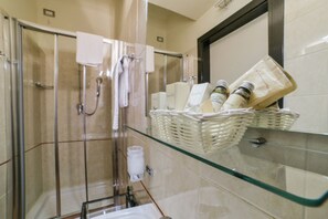Shower, free toiletries, hair dryer, bathrobes - Hotel Bella Firenze (Florence)