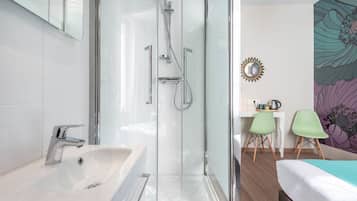 Chambre double ou Occupation simple | Bathroom | Shower, free toiletries, hair dryer, towels