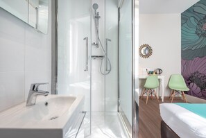 Chambre double ou Occupation simple | Bathroom | Shower, free toiletries, hair dryer, towels