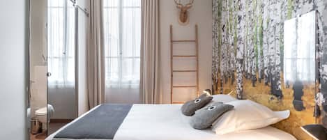 Chambre double ou Occupation simple | Individuell inredning, unika möbler, skrivbord och mörkläggningsgardiner