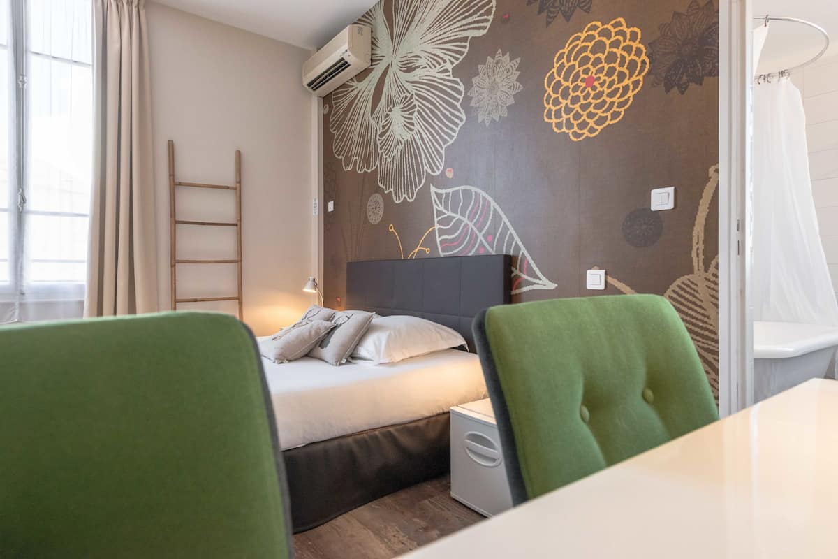Grande Chambre Double avec Baignoire | Décoration personnalisée, ameublement personnalisé, bureau