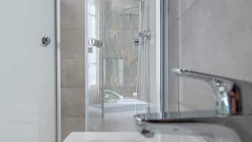 Double Room | Bathroom | Shower, free toiletries, hair dryer, towels