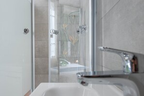 Dobbeltrom | Bad | Dusj, toalettartikler (inkludert), hårføner og håndklær