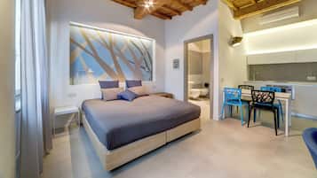 Ropa de cama de alta calidad y caja de seguridad en la habitación