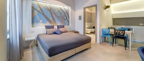 Sviitti | Ylelliset vuodevaatteet, tallelokero huoneessa, työpöytä