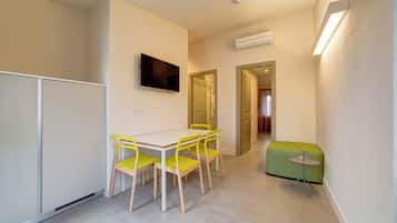 Panoramic Suite, 1 Bedroom, City View | Dining room