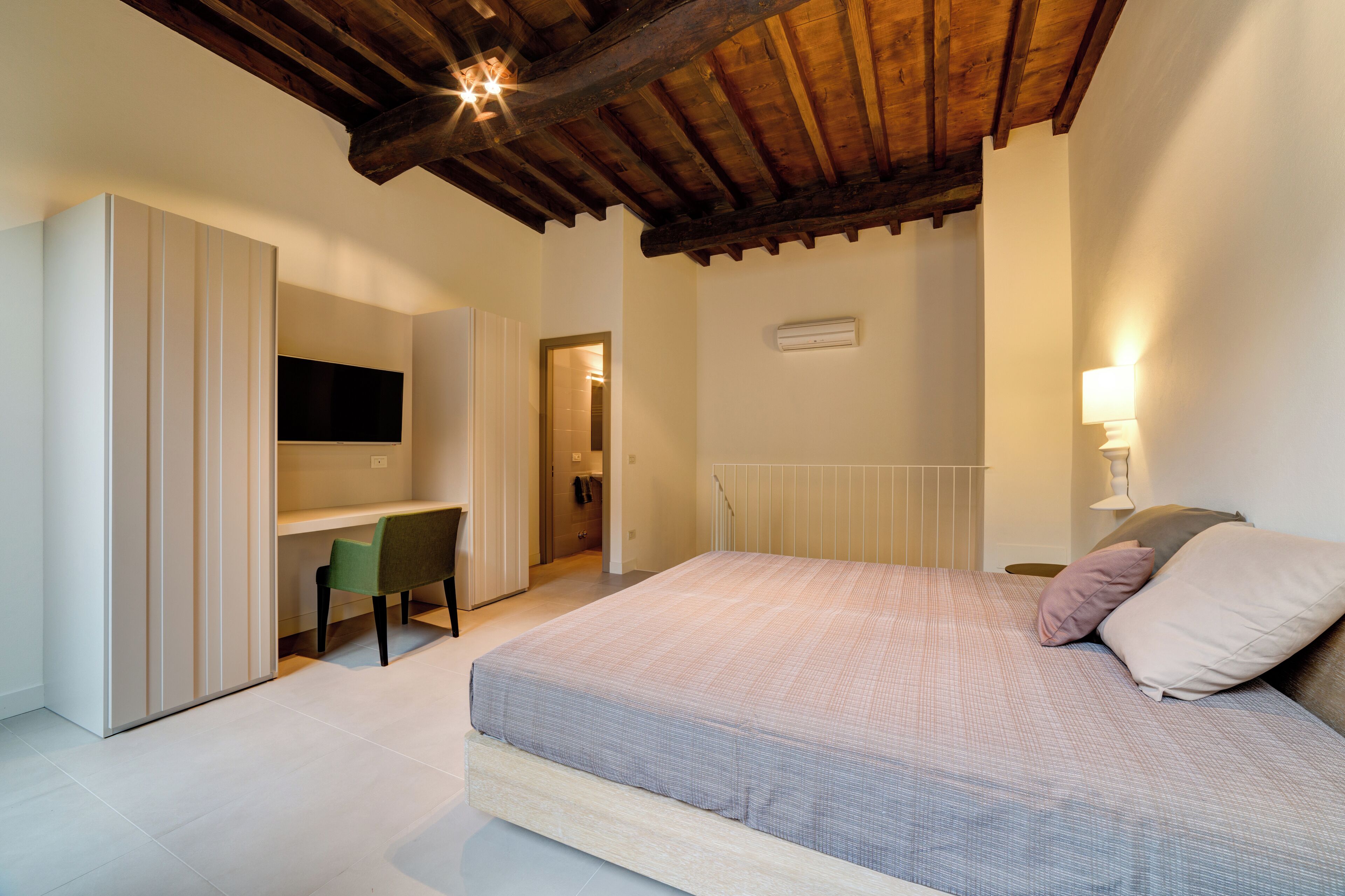 Ein Schlafzimmer mit einem Bett, einem Schreibtisch und einem Stuhl.