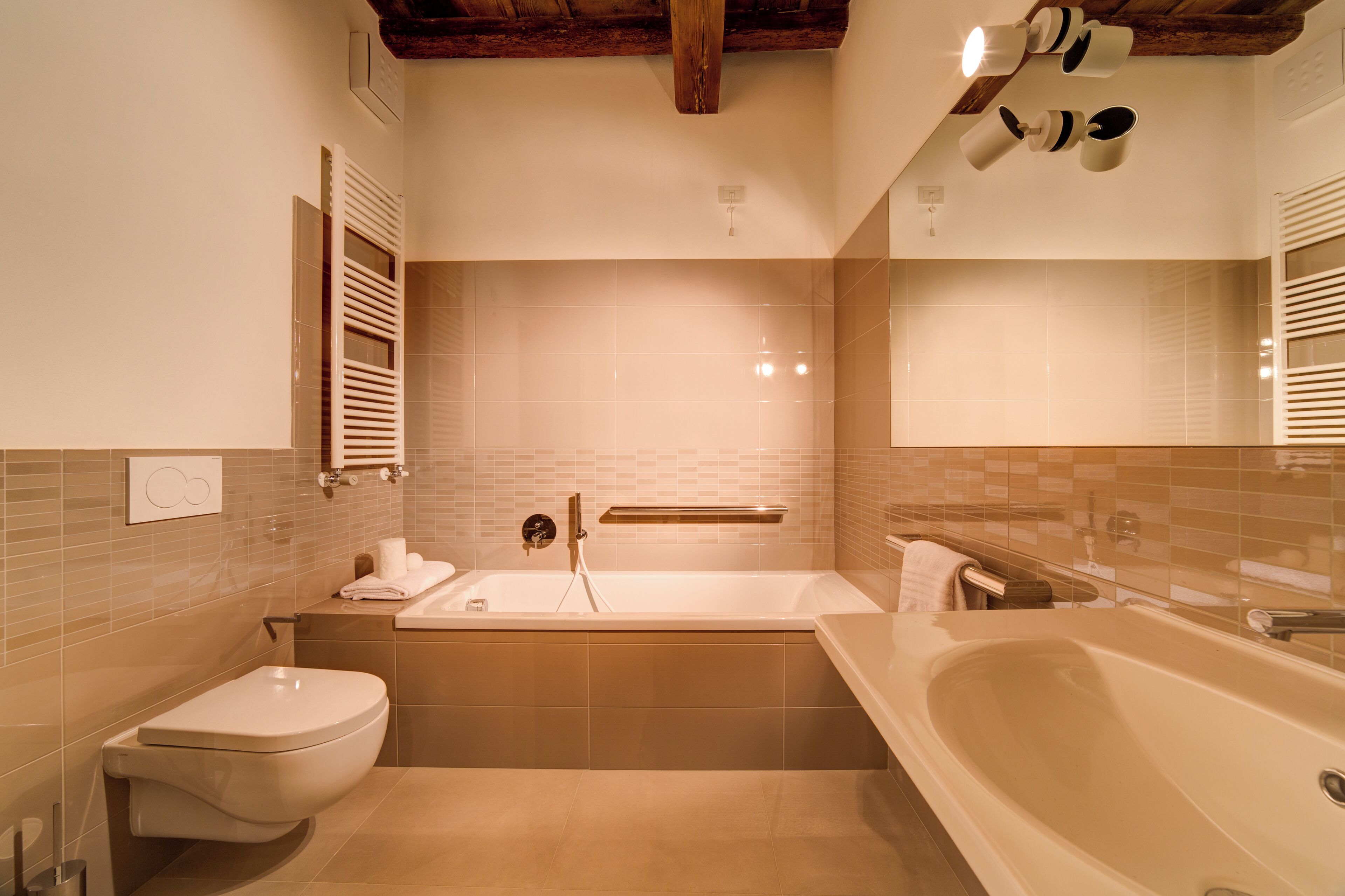 Deluxe-Suite, 1 Schlafzimmer | Badezimmer | Kostenlose Toilettenartikel, Haartrockner, Hausschuhe, Bidet