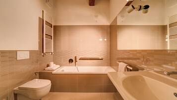 Deluxe-Suite, 1 Schlafzimmer | Badezimmer | Kostenlose Toilettenartikel, Haartrockner, Hausschuhe, Bidet