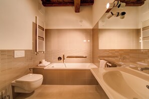 Deluxe suite, 1 slaapkamer | Badkamer | Gratis toiletartikelen, een haardroger, pantoffels, een bidet