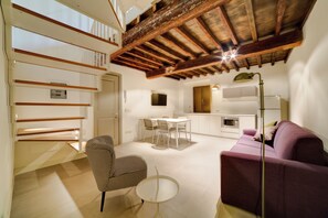 Deluxe Suite, 1 Bedroom | Living area | 32-inch flat-screen TV with digital channels, TV, books - Palazzo Mannaioni Suites (Florence)