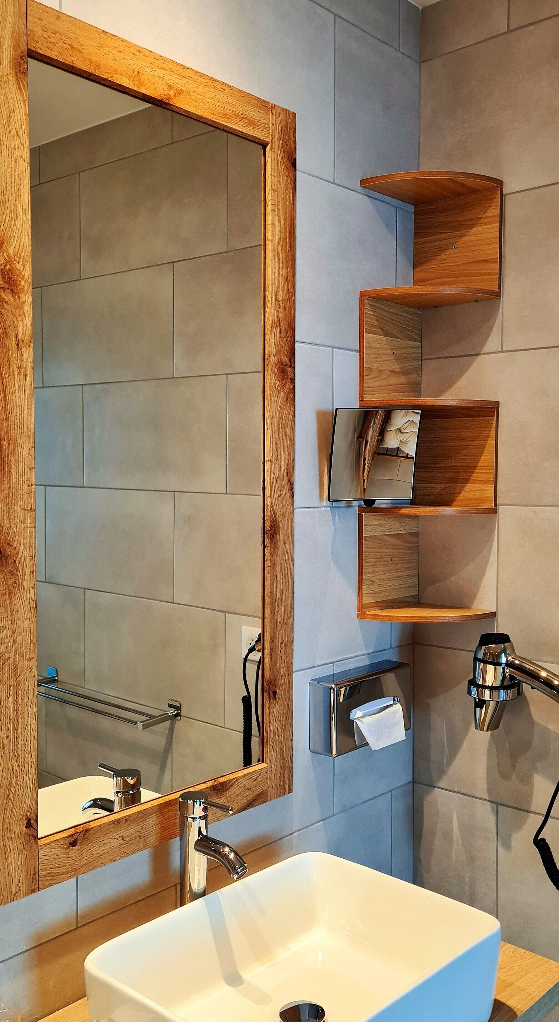 deluxe double room | bathroom | shower, free toiletries, hair dryer, slippers