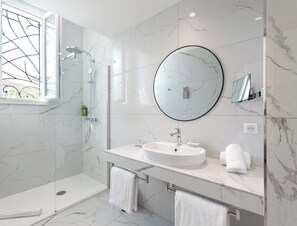 Shower, free toiletries, hair dryer, slippers - Hotel La Villa Juan Beach (Antibes)