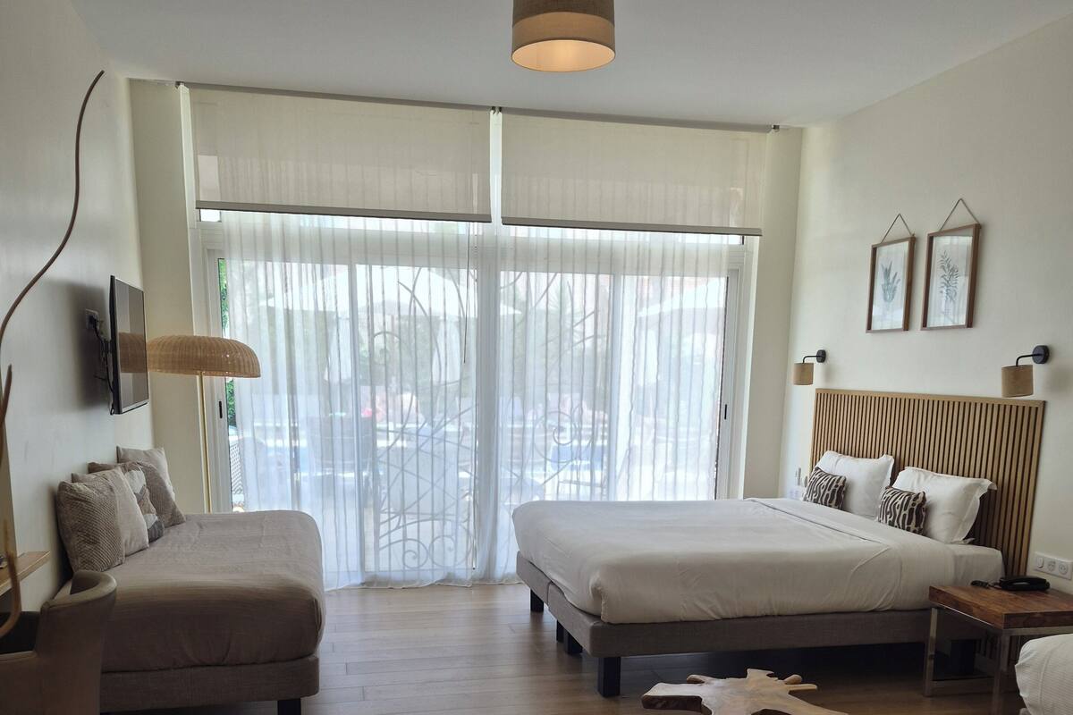 Chambre Junior Suite vue piscine | Literie de qualité, lit avec matelas Select Comfort, coffre-fort, bureau