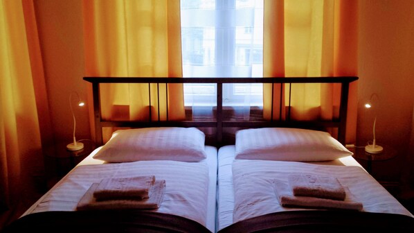 Sengetøy av topp kvalitet, skrivebord og strykejern/-brett