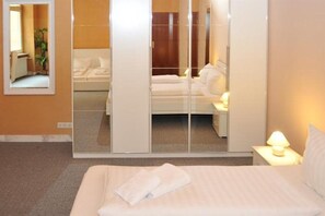 Sengetøy av topp kvalitet, skrivebord og strykejern/-brett