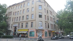 En hjørnebygning med skilt for HOTEL ELA.
