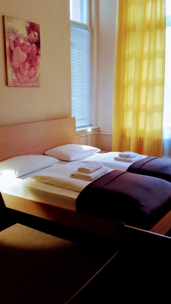 Sengetøy av topp kvalitet, skrivebord og strykejern/-brett