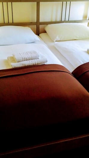 Ropa de cama de alta calidad y escritorio 