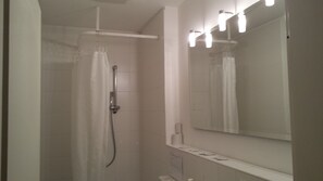 Dusj, hårføner og håndklær