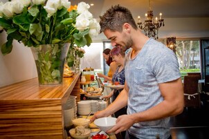 Morgunverður, hádegisverður og kvöldverður í boði