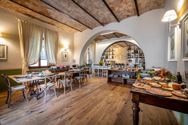 Petit déjeuner buffet (10.00 EUR par personne)