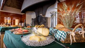 Phục vụ bữa trưa, các món từ nông trại đến bàn ăn, dùng bữa ngoài trời