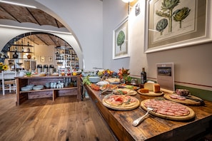 Tägliches Frühstücksbuffet gegen Gebühr