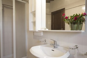 Comfort Apartment, 2 Bedrooms | Bathroom | Combined shower/tub, rainfall showerhead, hair dryer, bidet