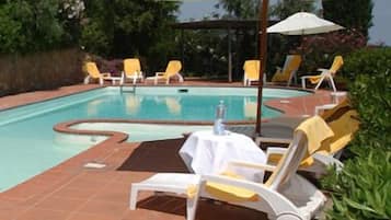 Piscine extérieure, parasols de plage, chaises longues