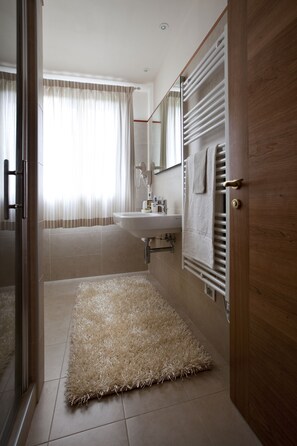 Panoramic Apartment | Bathroom | Shower, free toiletries, hair dryer, bidet - Tenuta Quadrifoglio (Gambassi Terme)