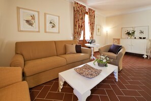 Luxury Apartment | Living room | Flat-screen TV