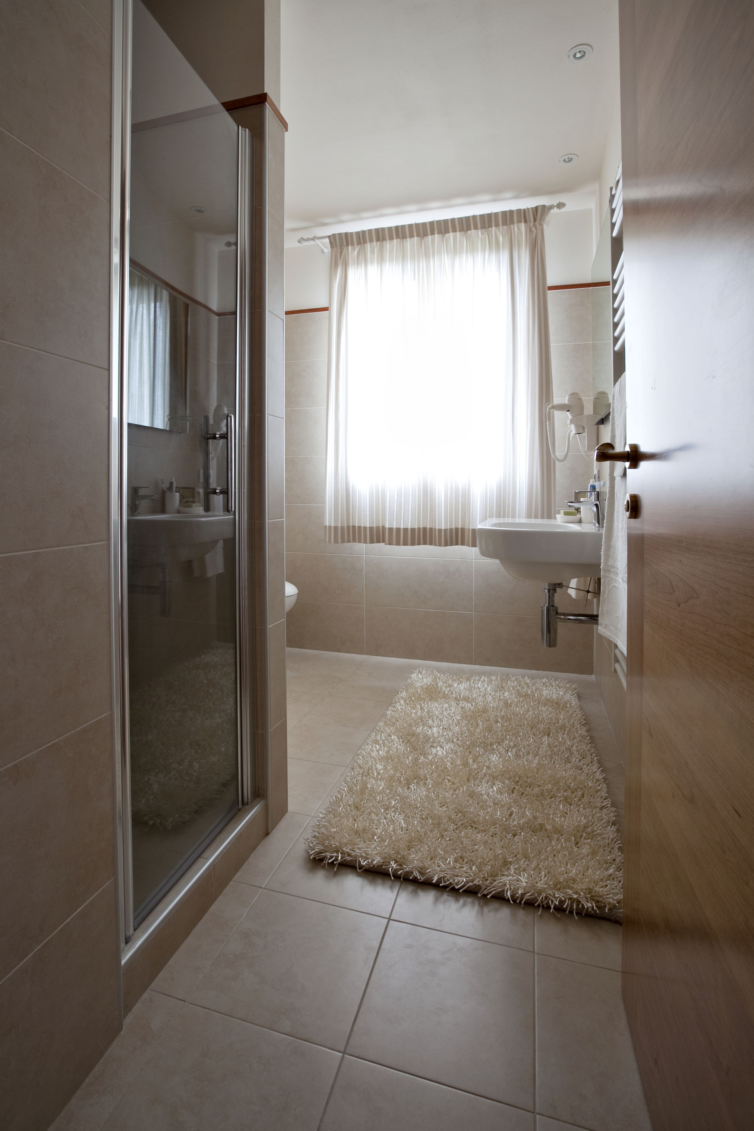Une salle de bain moderne avec une douche en verre, un lavabo et des toilettes.