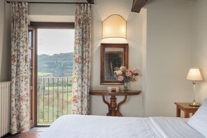 Rom – superior | Senger med Select Comfort-madrass, minibar og safe på rommet