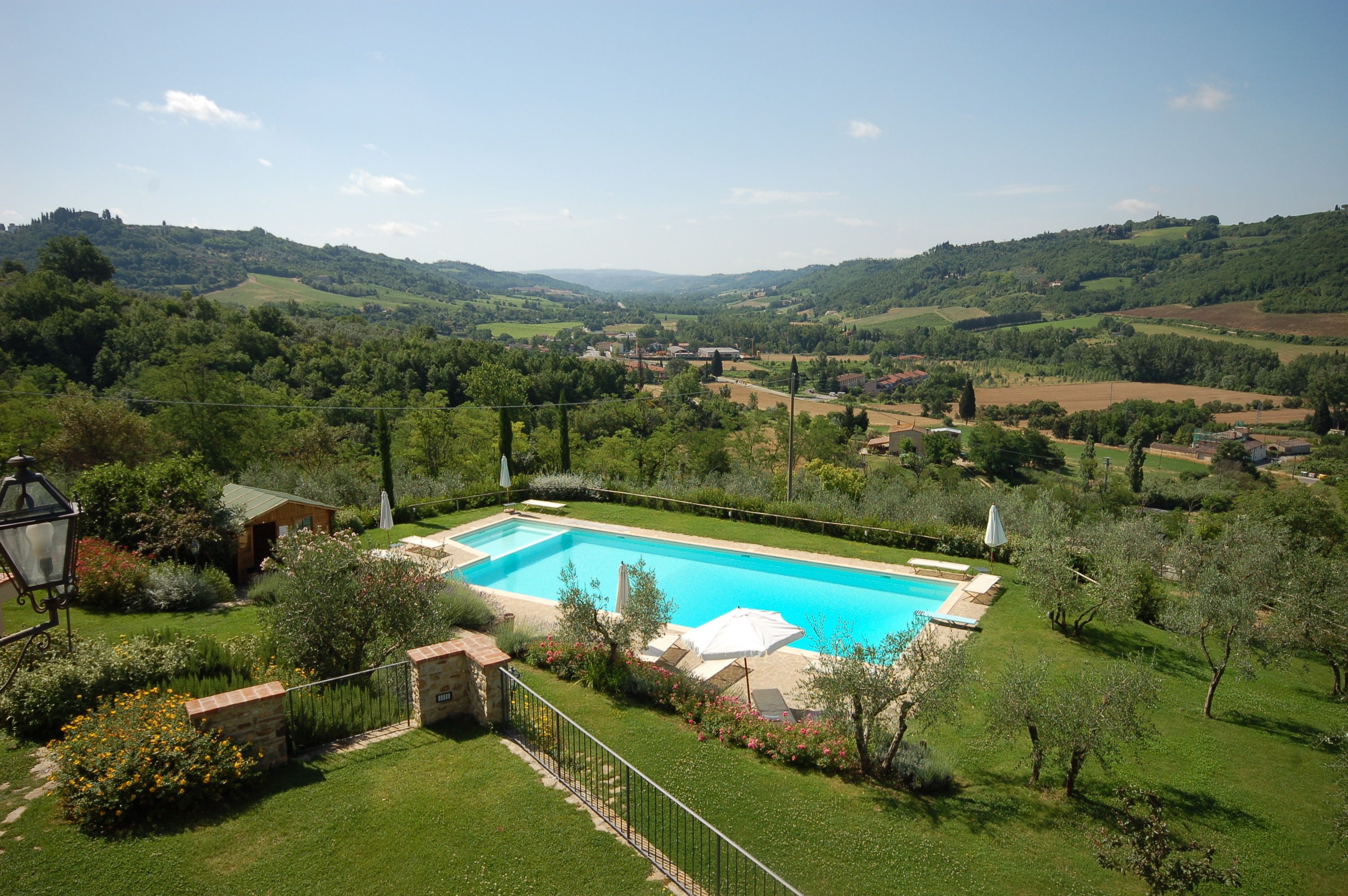 Außenpool (je nach Saison geöffnet), Sonnenschirme, Liegestühle
