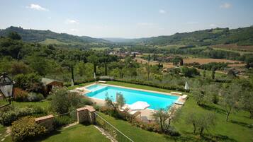 季節性室外游泳池,開放時間為 09:00 至 20:00,提供泳池遮陽傘和日光浴躺椅