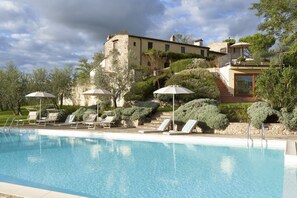 Seasonal outdoor pool, open 9:00 AM to 7:30 PM, pool umbrellas - Relais Poggio Borgoni (San Casciano in Val di Pesa)